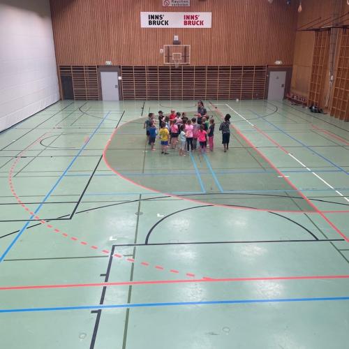 Sporthalle mit Kinderkreis