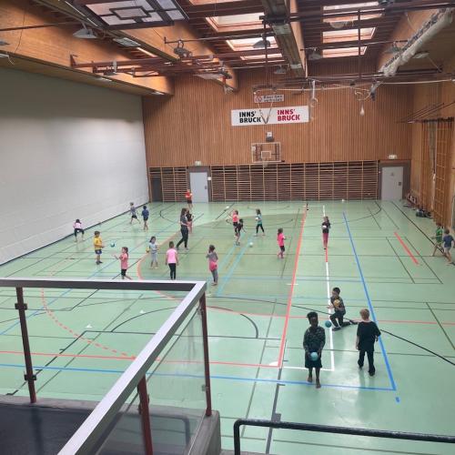 Sporthalle -. Kinder beim Handball lernen