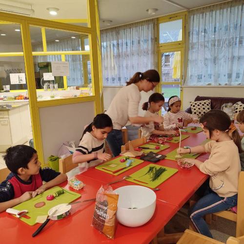 Tisch mit arbeitenden Kindern