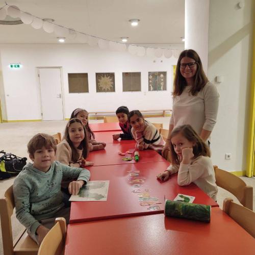 Tisch mit arbeitenden Kindern